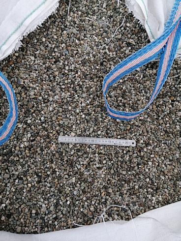 Kamenclub.ru: Галька речная окат (серая) фр.3-5 мм купить  в Балашихе галька речная серая бежевый темно-серый окатанный речной камень округлый 9500 руб/т   фото КАМЕНЬ КЛУБ