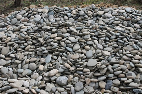 Kamenclub.ru: Галька речная плоская (ассорти) фр. 100-200-300 мм. купить  в Балашихе галька плоская разноцветная серый белый темно-серый синий речная галька ландшафтная 8000 руб/т   фото КАМЕНЬ КЛУБ