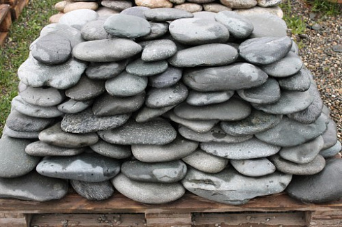 Kamenclub.ru: Галька речная плоская (темно-серая) фр. 100-200-300 мм. купить  в Балашихе галька речная плоская темно-серый, серый, синий речной галечник плоский 9000 руб/т   фото КАМЕНЬ КЛУБ