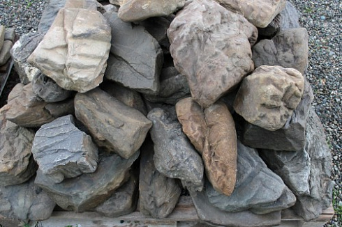 Kamenclub.ru: Песчаник декоративный ландшафтный (фр. 300-500 мм)  купить в Балашихе песчаник желтый рыжий серый зеленый валун речной окатанный природный песчаника 4 500 руб/т   фото КАМЕНЬ КЛУБ