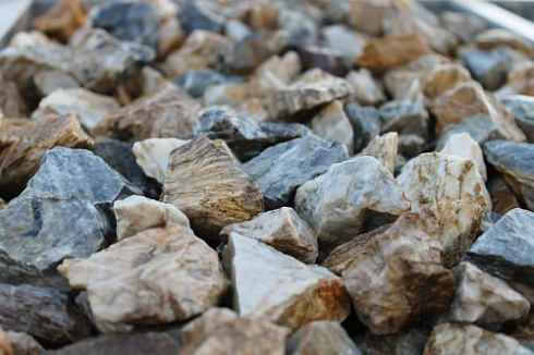 Kamenclub.ru: Мраморная крошка (щебень крошка медовый) фр. 20-40 мм.  купить в Балашихе мрамор бежевый рыжий желтый ландшафтная мраморная крошка 12000 руб/т   фото КАМЕНЬ КЛУБ