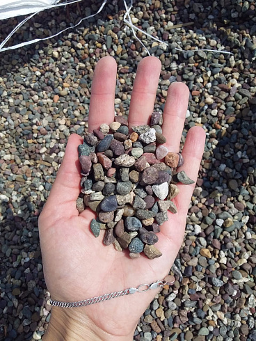 Kamenclub.ru: Галька речная окат цветная фр.5-10 мм. купить  в Балашихе галька речная белый, серый, красноватый, синий, темно-серый речная окатанная галька декоративная 6800 руб/т   фото КАМЕНЬ КЛУБ