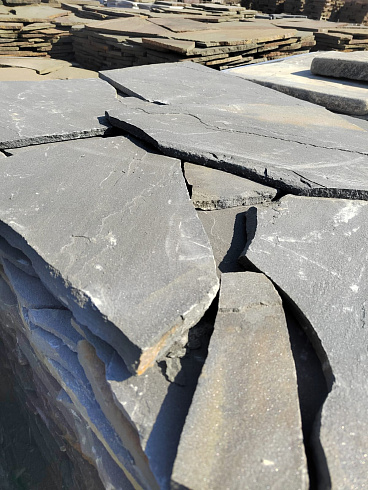 Kamenclub.ru: Песчаник пластушка светло-серый (3,0 см)  купить в Балашихе песчаник светло-серый, серый песчаник рваный ландшафтный колотый 13800 руб/м3   фото КАМЕНЬ КЛУБ