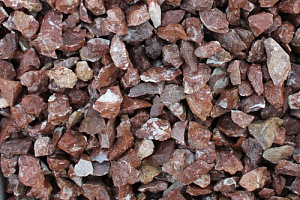 Kamenclub.ru: Мраморная крошка (щебень крошка розовый) фр. 40-70 мм.  купить в Балашихе мрамр розовый, красный мраморный декоративный 11000 руб/т   фото КАМЕНЬ КЛУБ
