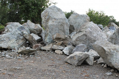 Kamenclub.ru: Змеевик скальник фр. 500-1500 мм.  купить в Балашихе змеевик зеленый серый черный глыба скальная колотая 7500 руб/т   фото КАМЕНЬ КЛУБ