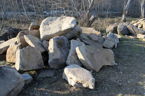 Kamenclub.ru: Песчаник плиты - плахи - пошаговые дорожки (фр. 70-150 мм)  купить в Балашихе песчаник серый бежевый желтый зеленый колотый песчаник строительный 6500 руб/т   фото КАМЕНЬ КЛУБ