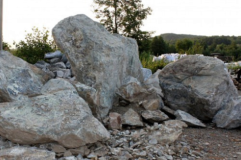 Kamenclub.ru: Змеевик скальник фр. 500-1500 мм.  купить в Балашихе змеевик зеленый серый черный глыба скальная колотая 7500 руб/т   фото КАМЕНЬ КЛУБ