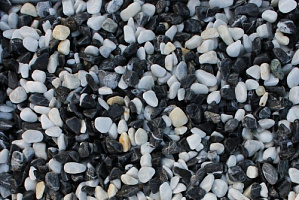 Kamenclub.ru: Мраморная крошка (щебень галтованный микс:белый-черный) фр.10-20 мм.  купить в Балашихе мрамор белый, черный окатанные округлые декоративные ландшафтные камни щебня 15500 руб/т   фото КАМЕНЬ КЛУБ