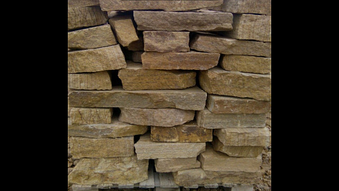 Kamenclub.ru: Песчаник пластушка желтый с рисунком (4-6 см)  купить в Балашихе плитняк пластушка желтый с рисунком песчаник 9 000 руб/м3   фото КАМЕНЬ КЛУБ