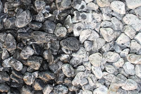 Kamenclub.ru: Щебень галтованный черный (мрамор) фр.20-40 мм.  купить в Балашихе мрамор черный с белыми прожилками мрамор окатанный округлый 15000 руб/т   фото КАМЕНЬ КЛУБ