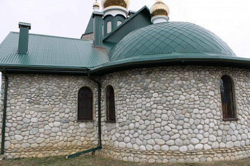 Kamenclub.ru: Галька речная плоская (бело-серая) фр. 100-200-300 мм. купить  в Балашихе галька речная плоская серый, белый, бело-серый, серо-белый речная галька плоская  9000 руб/т   фото КАМЕНЬ КЛУБ