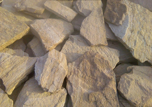 Kamenclub.ru: Песчаник пластушка "фонтанка" желтая (3,0 - 5,0 см)  купить в Балашихе песчаник желтая, рыжий, желтый песчаник колотый рваный со сколом облицовочный 16200 руб/м3   фото КАМЕНЬ КЛУБ