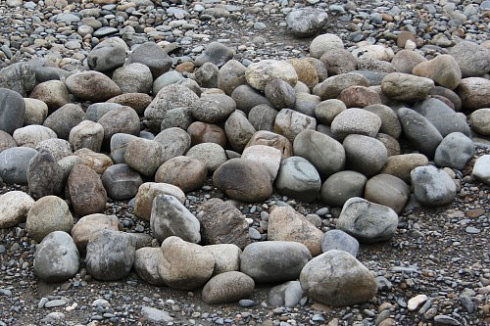 Kamenclub.ru: Речной валун (Ассорти) фр.100-300 мм.  купить в Балашихе галечник серый, темно-серый, светло-серый речная галька крупных размеров 4200 руб/т   фото КАМЕНЬ КЛУБ