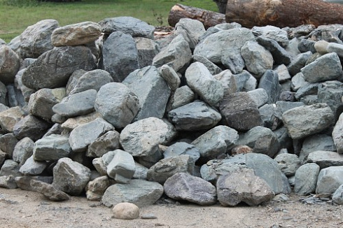 Kamenclub.ru: Гранит скальник (серо-зеленый) фр. 100-500 мм.  купить в Балашихе гранит зеленый, серый, салатовый крупный ландшафтный валун 6 000 руб/т   фото КАМЕНЬ КЛУБ