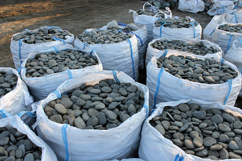 Kamenclub.ru: Галька речная плоская (ассорти) фр. 100-200-300 мм. купить  в Балашихе галька плоская разноцветная серый белый темно-серый синий речная галька ландшафтная 8000 руб/т   фото КАМЕНЬ КЛУБ