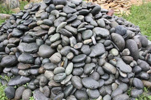 Kamenclub.ru: Темно-серый валунчик фр.100-300 мм.  купить в Балашихе крупный природный камень серый, темно-серый, светло-серый речная галька большого размера окатанная 4500 руб/т   фото КАМЕНЬ КЛУБ
