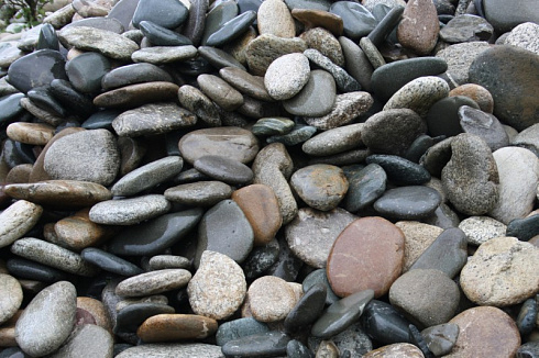 Kamenclub.ru: Галька речная плоская (ассорти) фр. 100-200-300 мм. купить  в Балашихе галька плоская разноцветная серый белый темно-серый синий речная галька ландшафтная 8000 руб/т   фото КАМЕНЬ КЛУБ