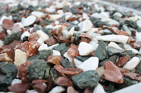 Kamenclub.ru: Мраморная крошка (щебень крошка микс: белый-зеленый-розовый) фр. 10-20 мм.  купить в Балашихе мрамор белый, зеленый, розовый декоративный ландшафтный колотый щебень 12000 руб/т   фото КАМЕНЬ КЛУБ