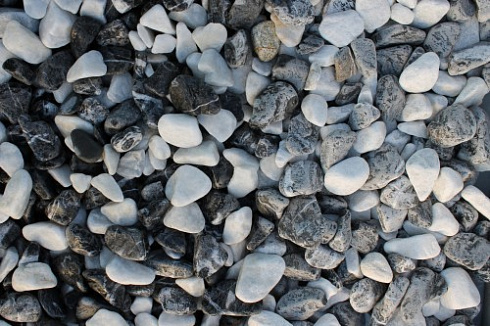 Kamenclub.ru: Мраморная крошка (щебень галтованный микс:: белый-черный) фр.20-40 мм  купить в Балашихе мрамор белый, черный мраморный галтованный щебень 15500 руб/т   фото КАМЕНЬ КЛУБ