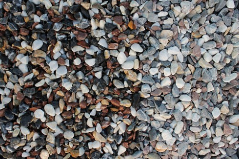 Kamenclub.ru: Мраморная крошка (щебень галтованный микс:белый-черный-розовый-медовый) фр.10-20 мм.  купить в Балашихе мрамор белый, медовый, черный, розовый мраморный декоративный ландшафтный окатанный округлый галтованный щебень 15500 руб/т   фото КАМЕНЬ КЛУБ