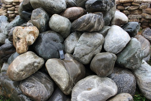 Kamenclub.ru: Речной валун Кабанчик фр.300-500 мм.  купить в Балашихе крупный природный камень галька серый, темно-серый речной валун галечник масштабный 7000 руб/т   фото КАМЕНЬ КЛУБ