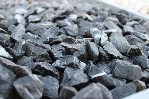 Kamenclub.ru: Щебень крошка черный (мрамор) фр. 5-10 мм.  купить в Балашихе мрамор черный с белыми прожилками, черный, белый мраморная крошка декоративная ландшафтная 11000 руб/т   фото КАМЕНЬ КЛУБ