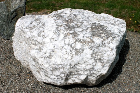 Kamenclub.ru: Мраморизированный известняк фр.500-1500 мм.  купить в Балашихе    10000 руб/т   фото КАМЕНЬ КЛУБ