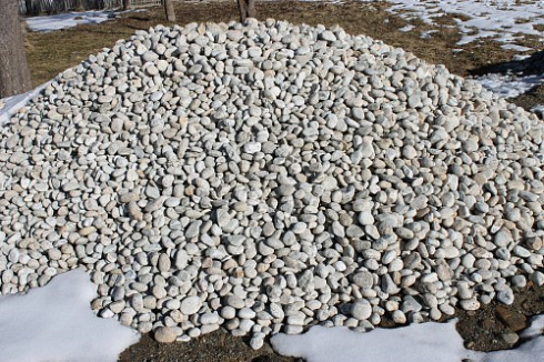 Kamenclub.ru: Галька речная окат (серо-белая) фр. 70-120 мм купить  в Балашихе галька галечник бело-серая, серо-белая, серая, белая речная природная галька  8000 руб/т   фото КАМЕНЬ КЛУБ