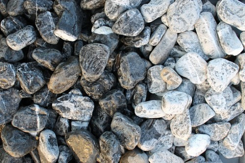 Kamenclub.ru: Щебень галтованный черный (мрамор) фр. 50-100 мм.  купить в Балашихе мрамор черный с белыми прожилками щебень ландшафтный мраморный 15000 руб/т   фото КАМЕНЬ КЛУБ