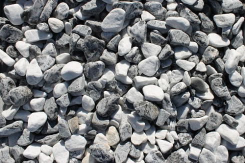 Kamenclub.ru: Мраморная крошка (щебень галтованный микс:: белый-черный) фр.20-40 мм  купить в Балашихе мрамор белый, черный мраморный галтованный щебень 15500 руб/т   фото КАМЕНЬ КЛУБ