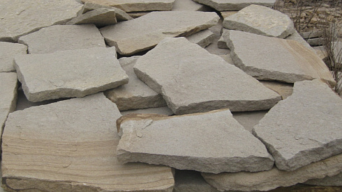 Kamenclub.ru: Песчаник пластушка светло-серый (2,0 см)  купить в Балашихе плитняк- ластушка светло-серый, серый рваный ландшафтный плитняк колотый 13800 руб/м3   фото КАМЕНЬ КЛУБ