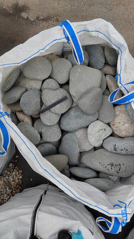 Kamenclub.ru: Галька речная плоская (темно-серая) фр. 70-150 мм. купить  в Балашихе галечник природный темно-серый серый синий речная плоская природная окатанная  9000 руб/т   фото КАМЕНЬ КЛУБ