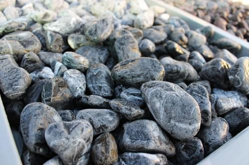 Kamenclub.ru: Щебень галтованный черный (мрамор) фр.20-40 мм.  купить в Балашихе мрамор черный с белыми прожилками мрамор окатанный округлый 15000 руб/т   фото КАМЕНЬ КЛУБ