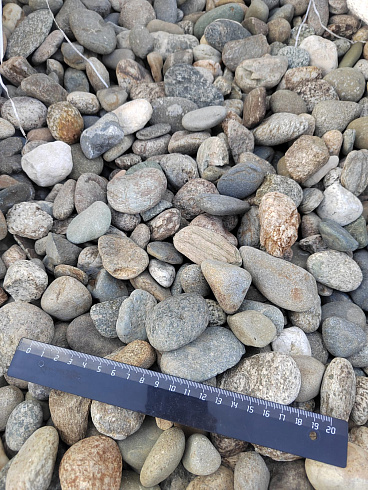 Kamenclub.ru: Галька речная окат (пестрая) фр. 20-40 мм. купить  в Балашихе галька речная пестрая, серая, серые оттенки галька речная окатанная округлая 5000 руб/т   фото КАМЕНЬ КЛУБ