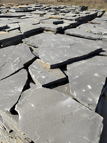 Kamenclub.ru: Песчаник пластушка светло-серый (2,0 см)  купить в Балашихе плитняк- ластушка светло-серый, серый рваный ландшафтный плитняк колотый 13800 руб/м3   фото КАМЕНЬ КЛУБ