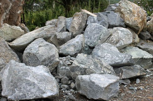 Kamenclub.ru: Змеевик скальник фр. 500-1500 мм.  купить в Балашихе змеевик зеленый серый черный глыба скальная колотая 7500 руб/т   фото КАМЕНЬ КЛУБ