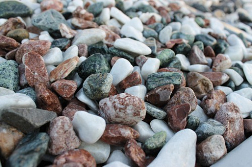 Kamenclub.ru: Мраморная крошка (щебень галтованный микс:белый-зеленый-розовый) фр.20-40 мм.  купить в Балашихе мрамор белый, зеленый, розовый мрамор декоративный (галтовка) 15500 руб/т   фото КАМЕНЬ КЛУБ