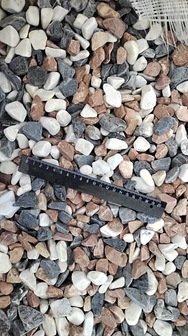 Kamenclub.ru: Мраморная крошка (щебень галтованный микс:белый-зеленый-розовый) фр.20-40 мм.  купить в Балашихе мрамор белый, зеленый, розовый мрамор декоративный (галтовка) 15500 руб/т   фото КАМЕНЬ КЛУБ