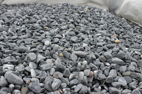 Kamenclub.ru: Щебень галтованный черный (мрамор) фр.10-20 мм.  купить в Балашихе мрамор черный с белыми прожилками, черный, белый окатанный округлый ландшафтный декоративный щебень 15000 руб/т   фото КАМЕНЬ КЛУБ