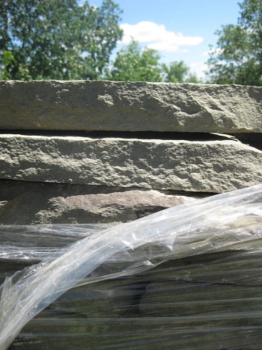 Kamenclub.ru: Песчаник пластушка серо-зеленый (4,0 см- 5,0 см)  купить в Балашихе песчаник серо-зеленый, серый, зеленый песчаник рваный ландшафтный колотый 9000 руб/м3   фото КАМЕНЬ КЛУБ