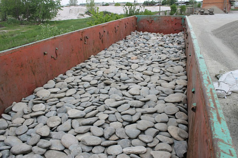 Kamenclub.ru: Галька речная плоская (серо-белая) фр. 70-120 мм. купить  в Балашихе галька галечник речной серый, белый окатанная плоская  природная галька 9000 руб/т   фото КАМЕНЬ КЛУБ