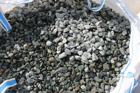 Kamenclub.ru: Щебень крошка зеленый (змеевик) фр. 20-40 мм.  купить в Балашихе мрамор зеленый, салатовый ландшафтная мраморная крошка 8500 руб/т   фото КАМЕНЬ КЛУБ