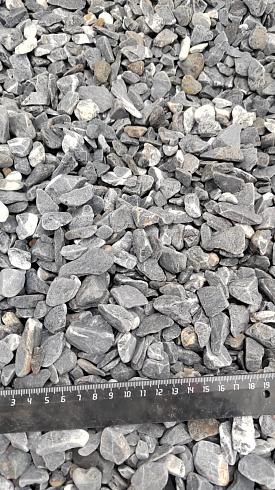 Kamenclub.ru: Щебень галтованный черный (мрамор) фр.10-20 мм.  купить в Балашихе мрамор черный с белыми прожилками, черный, белый окатанный округлый ландшафтный декоративный щебень 15000 руб/т   фото КАМЕНЬ КЛУБ