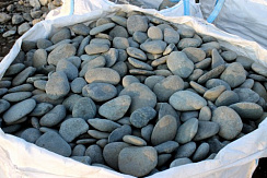 Kamenclub.ru: Галька речная плоская (темно-серая) фр. 100-200-300 мм. купить в Балашихе галька речная плоская темно-серый, серый, синий речной галечник плоский 9000 руб/т   фото КАМЕНЬ КЛУБ