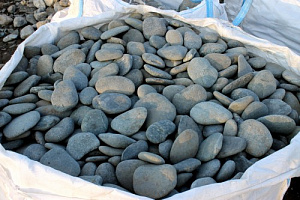Kamenclub.ru: Галька речная плоская (темно-серая) фр. 100-200-300 мм. купить в Балашихе галька речная плоская темно-серый, серый, синий речной галечник плоский 9000 руб/т   фото КАМЕНЬ КЛУБ