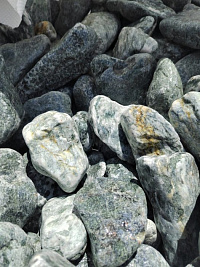 Галтованный жадеит (фр. 70-100 мм) фото Камень Клуб  купить в Балашихе