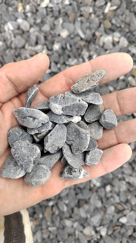 Kamenclub.ru: Щебень галтованный черный (мрамор) фр.10-20 мм.  купить в Балашихе мрамор черный с белыми прожилками, черный, белый окатанный округлый ландшафтный декоративный щебень 15000 руб/т   фото КАМЕНЬ КЛУБ