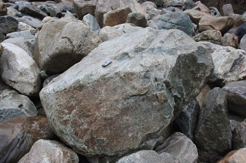 Kamenclub.ru: Гранит скальник (серо-зеленый) фр. 500-1500 мм.  купить в Балашихе гранит мрамор  серый зеленый темно-серый глыба скальная колотая ландшафтная 7 500 руб/т   фото КАМЕНЬ КЛУБ