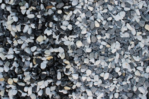 Kamenclub.ru: Мраморная крошка (щебень галтованный микс:белый-черный) фр.10-20 мм.  купить в Балашихе мрамор белый, черный окатанные округлые декоративные ландшафтные камни щебня 15500 руб/т   фото КАМЕНЬ КЛУБ