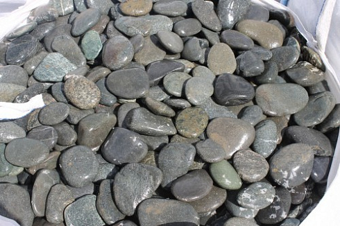 Kamenclub.ru: Галька речная плоская (темно-серая) фр. 100-200-300 мм. купить  в Балашихе галька речная плоская темно-серый, серый, синий речной галечник плоский 9000 руб/т   фото КАМЕНЬ КЛУБ